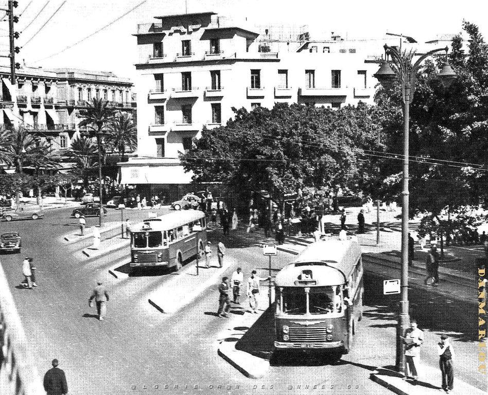 PA c- 034- Place d'Armes- trams et autobus.JPG